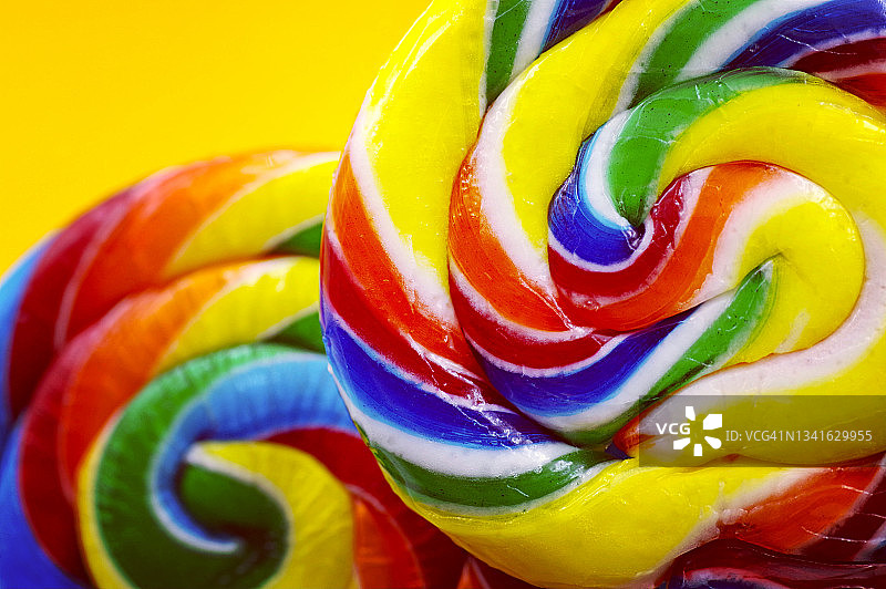 两个彩虹漩涡棒棒糖图片素材