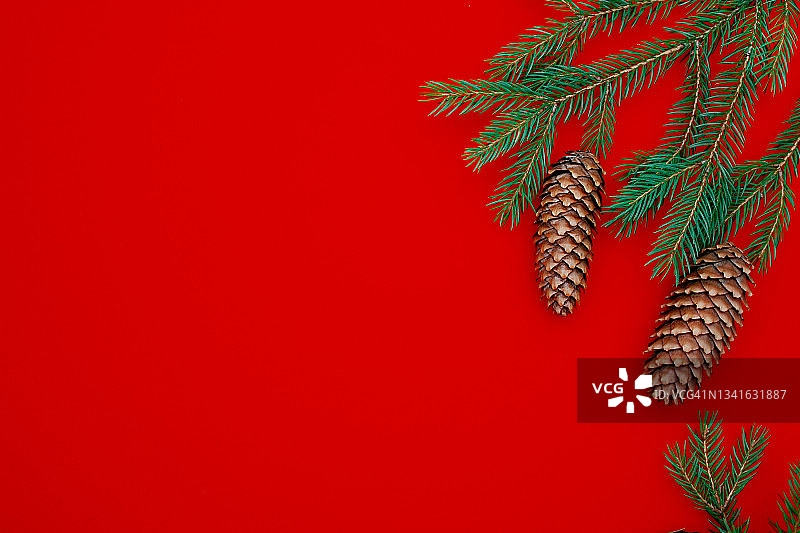红绿圣诞背景，右上角大松果俯视平铺图片素材