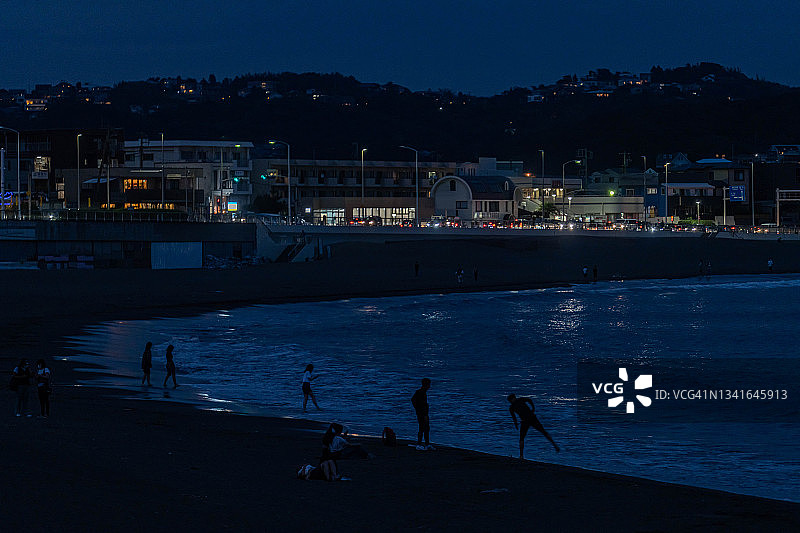 日本神奈川县的暮色海滩图片素材