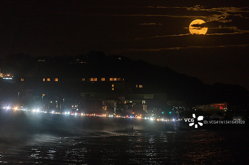 日本神奈川县沿海公路上的血色满月图片素材