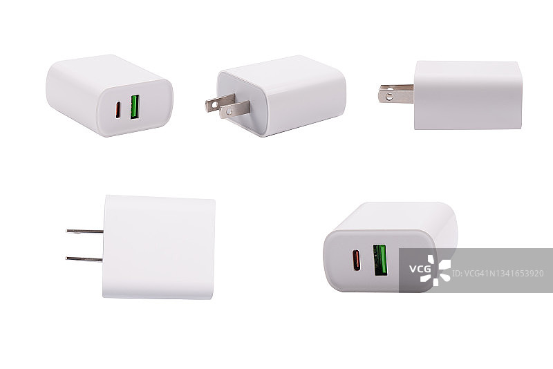 白色背景的USB墙壁充电器插头图片素材