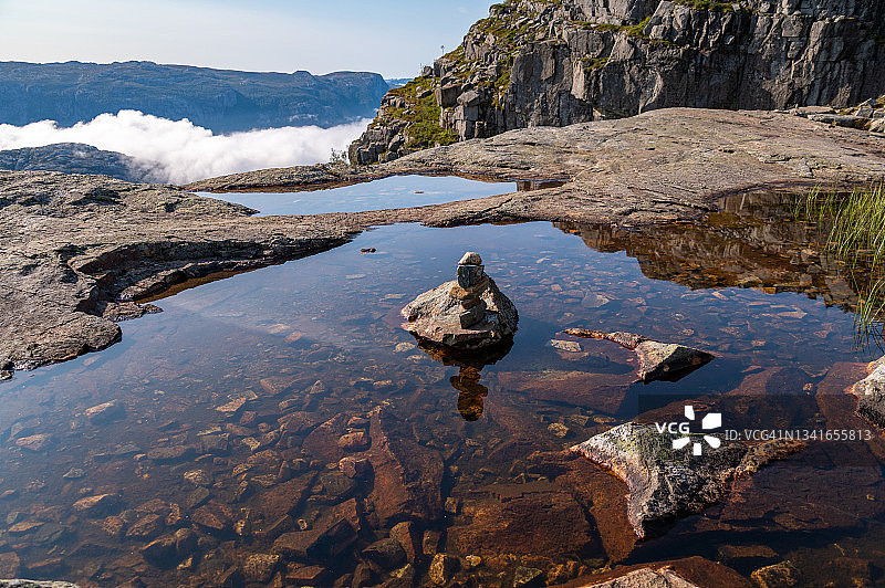 挪威吕菲尔克布道石云层之上的水面风光图片素材