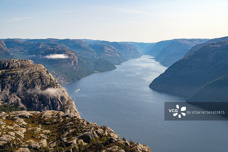 从Preikestolen或布道岩看到的吕瑟峡湾，是挪威福桑Ryfylke的著名旅游景点图片素材