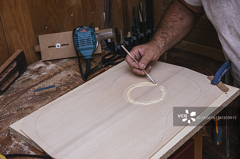 制琴师在传统工坊制作古典吉他图片素材