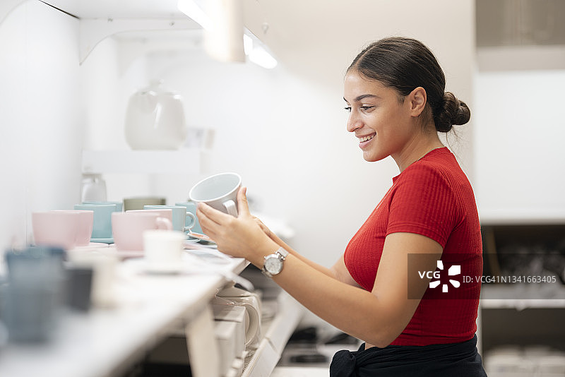 年轻女人在家具店购买家居用品图片素材