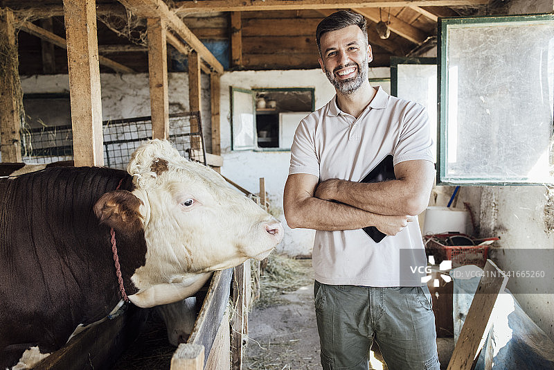 农民在谷仓与牛群肖像图片素材