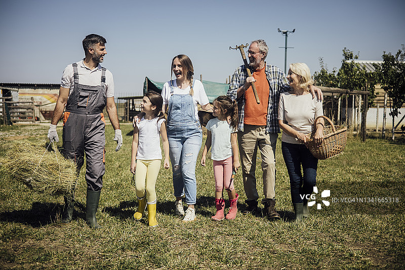 幸福家庭从事农业活动的画像图片素材