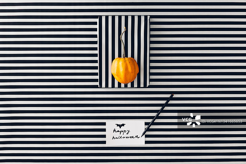 万圣节装饰的南瓜和礼物图片素材