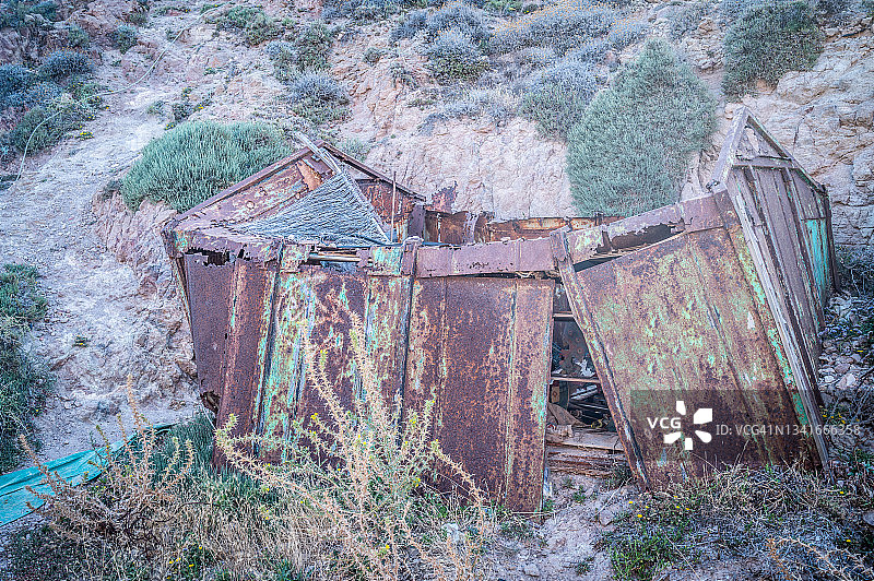 乡村里生锈的旧金属碎片图片素材