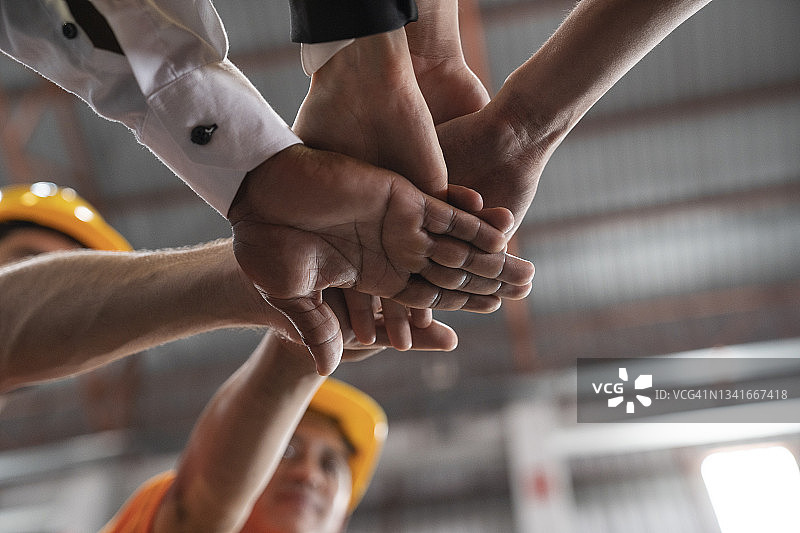 仓库工人的团结协作图片素材