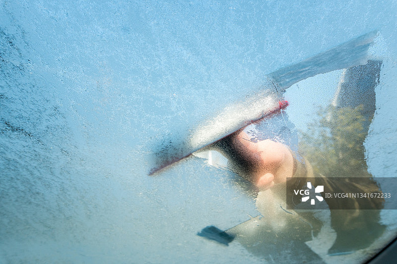 从车内看到的清洁汽车挡风玻璃上的冰图片素材