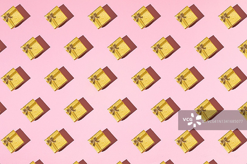 粉色背景带硬阴影金色礼品包装图案图片素材