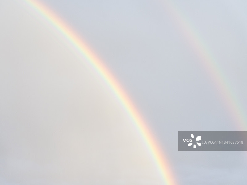 双彩虹和晴朗天空的特写图片素材