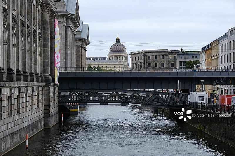 德国柏林博德博物馆旁的S-Bahn桥梁景观图片素材