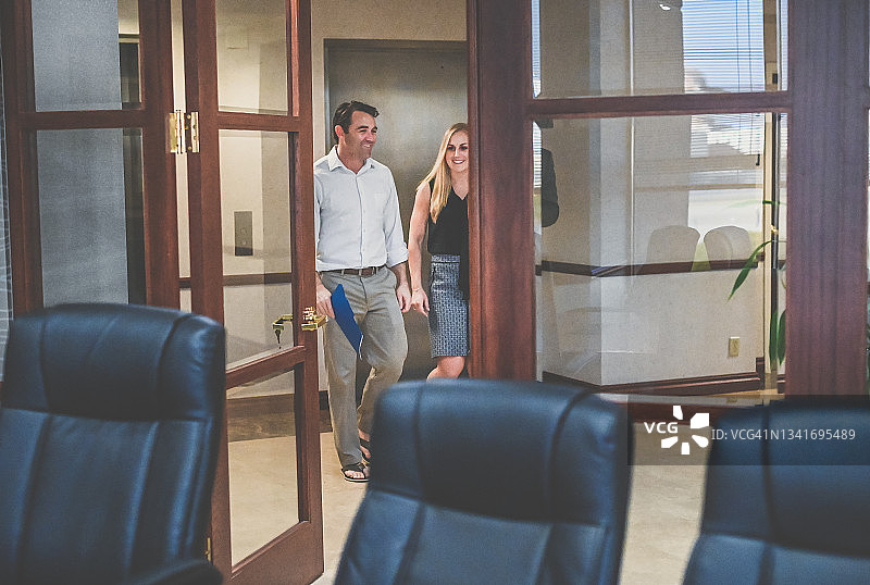 一群商业伙伴进入会议室开会图片素材