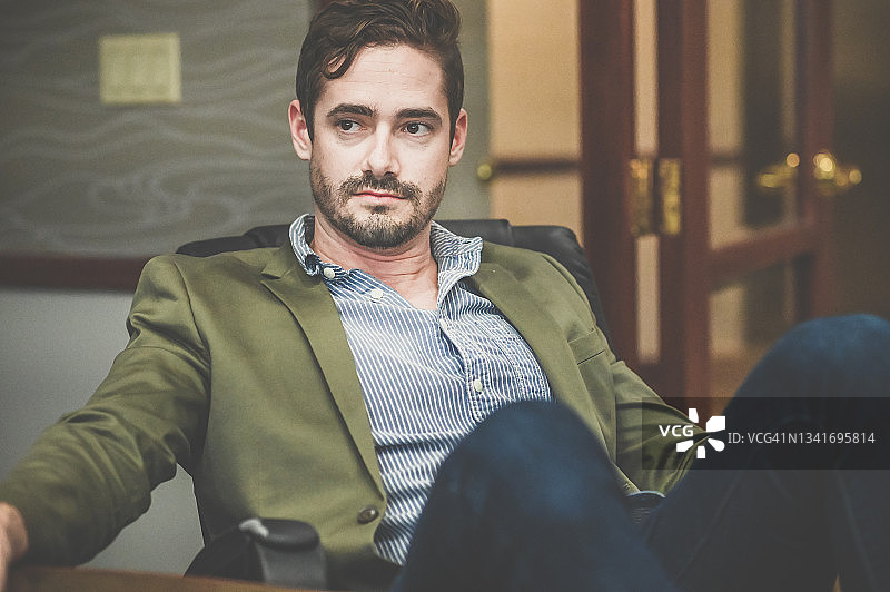 办公室里自信冷静的商人图片素材