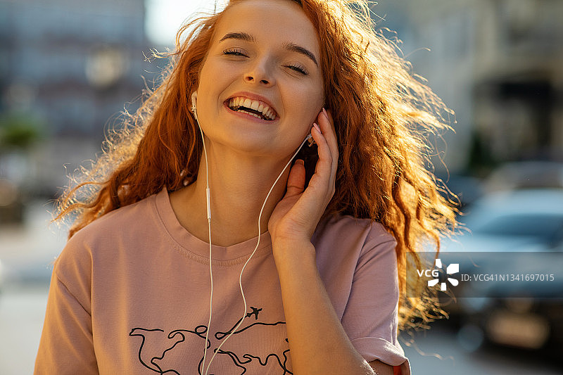 年轻女子享受音乐图片素材