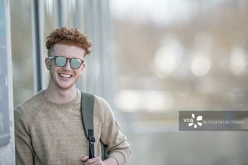 户外休闲大学生肖像图片素材