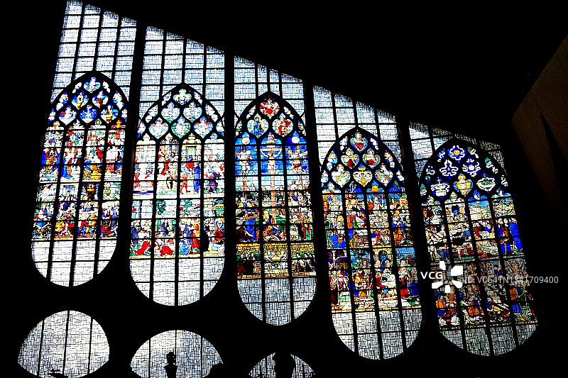 圣女贞德教堂的彩色玻璃图片素材