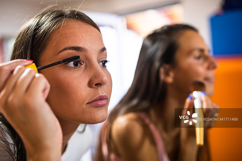 年轻女性涂睫毛膏图片素材