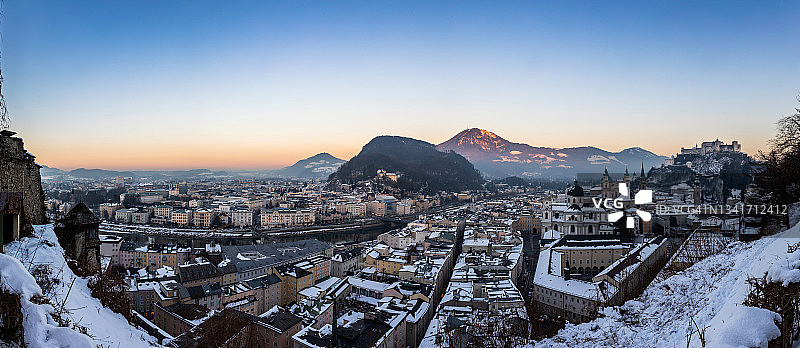 日落时分的萨尔茨堡城市全景（奥地利）图片素材