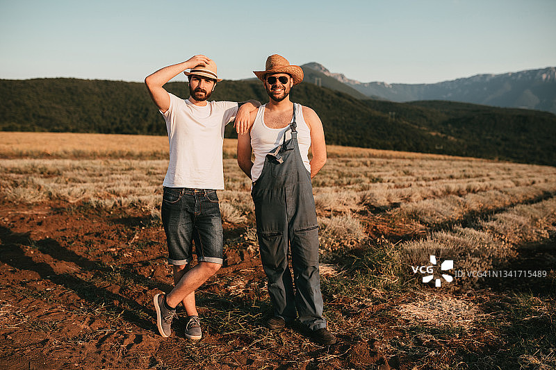 两名农场工人在收获季节的农田中图片素材