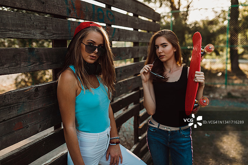 青少年挚友城市公园晴天玩乐图片素材