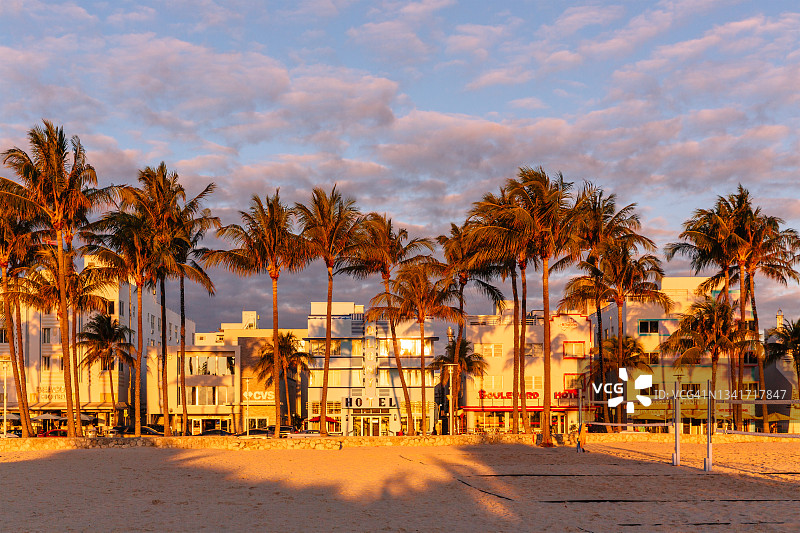 美国迈阿密南海滩日出时的海洋大道和拉姆斯公园图片素材