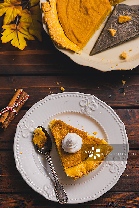 感恩节南瓜派与搅打奶油图片素材