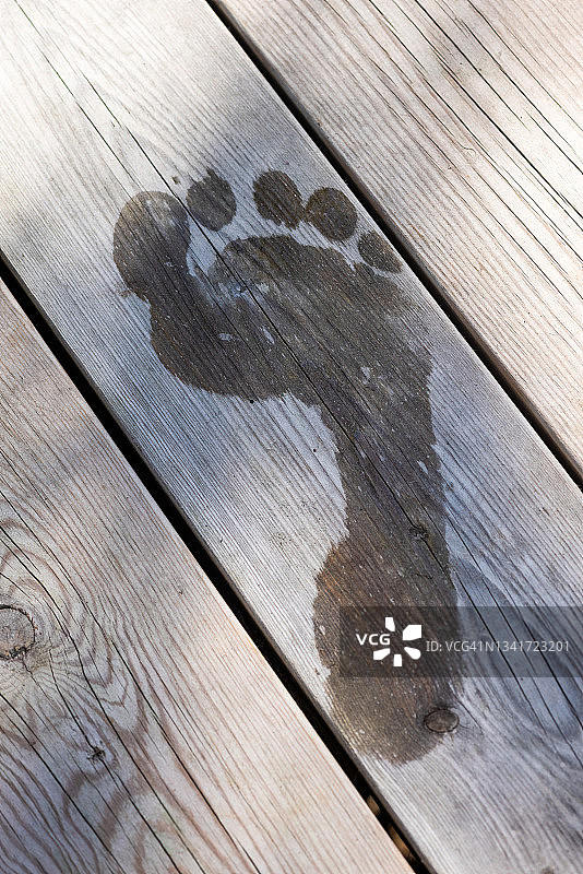 甲板上的湿脚印图片素材