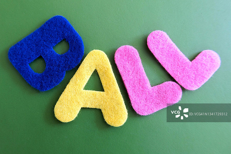 彩色毛毡字母拼写的“球”字图片素材