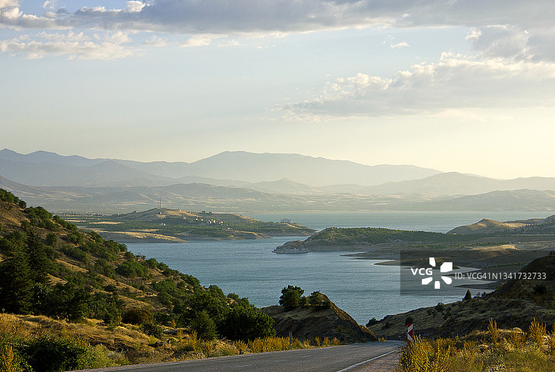 马拉蒂亚埃拉泽市之间的幼发拉底河图片素材