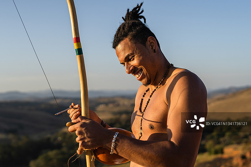 演奏贝林巴琴的巴西女子图片素材