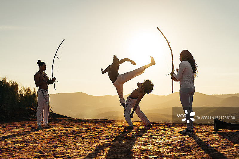 巴西人在日落时练习卡波耶拉图片素材