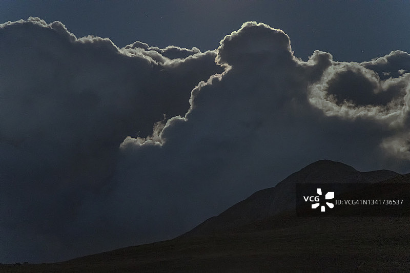 月光下的云彩图片素材