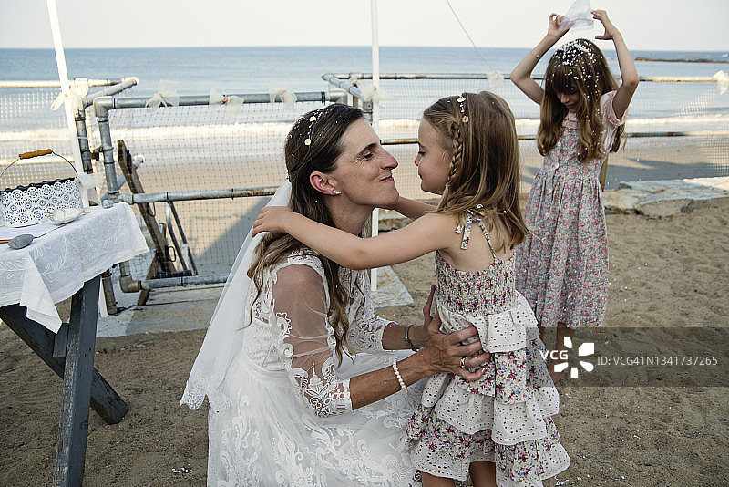 在家庭海滩别墅的小型婚礼上撒五彩纸屑图片素材