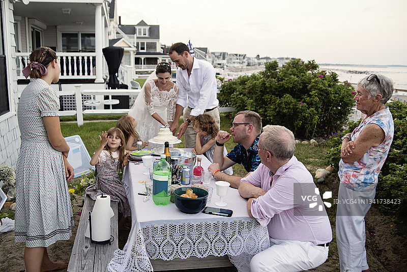 新婚夫妇在小型婚礼上切蛋糕图片素材