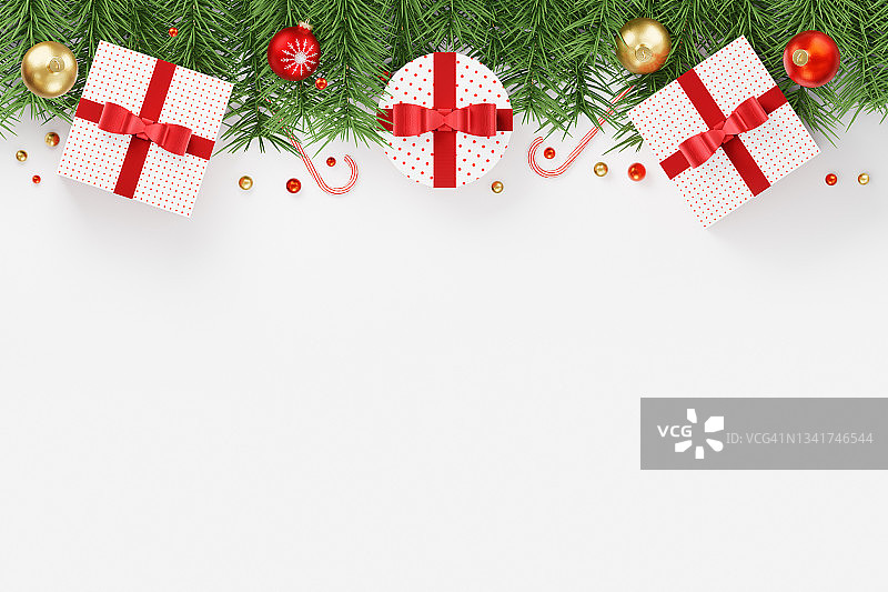白色背景上的圣诞礼物盒和节日装饰品图片素材