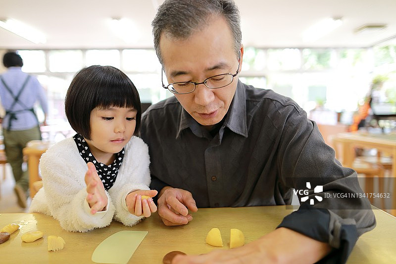 父子共享美好时光图片素材