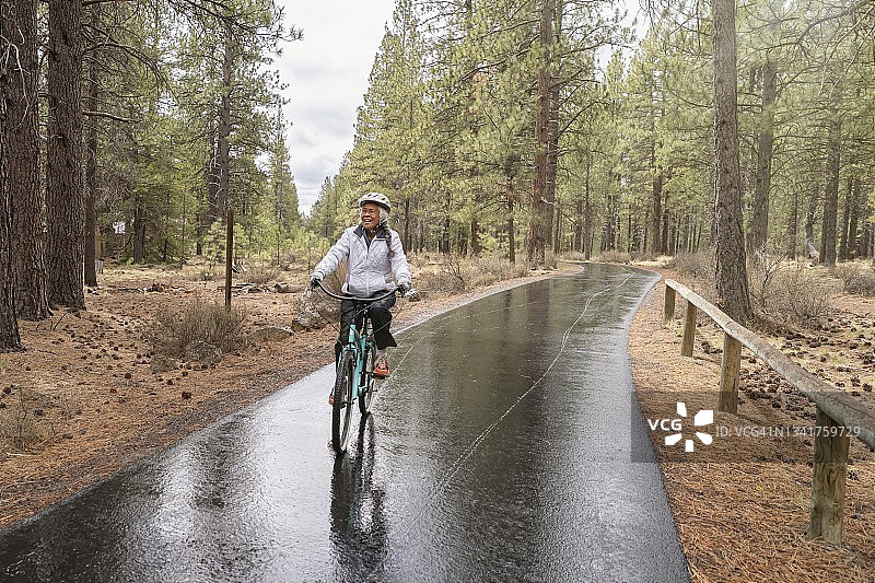 活跃的混合种族妇女骑自行车放松图片素材