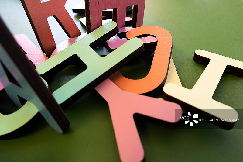 彩色木制字母组合图片素材