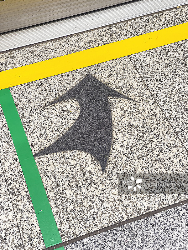 地铁站地面的箭头指示标志图片素材