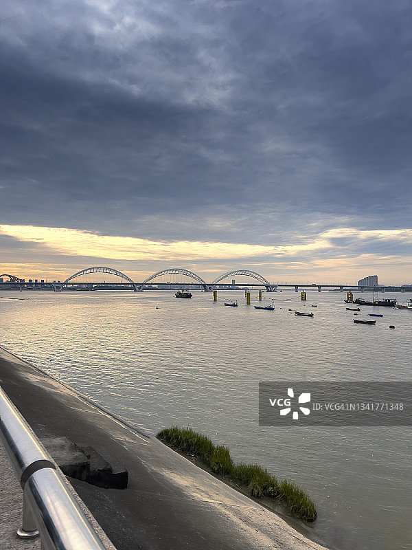 中国杭州钱塘江大桥日出图片素材