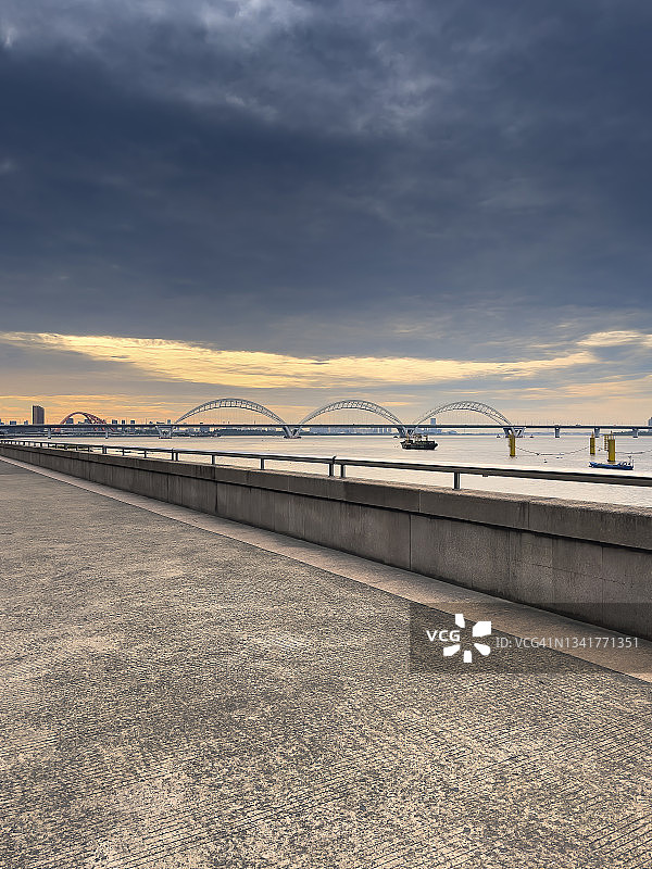 中国杭州钱塘江大桥日出图片素材