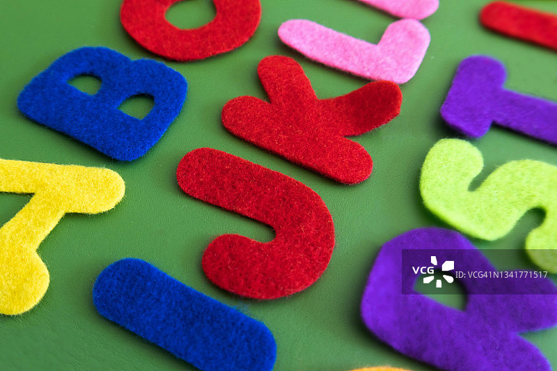 各种颜色的毛毡字母图片素材