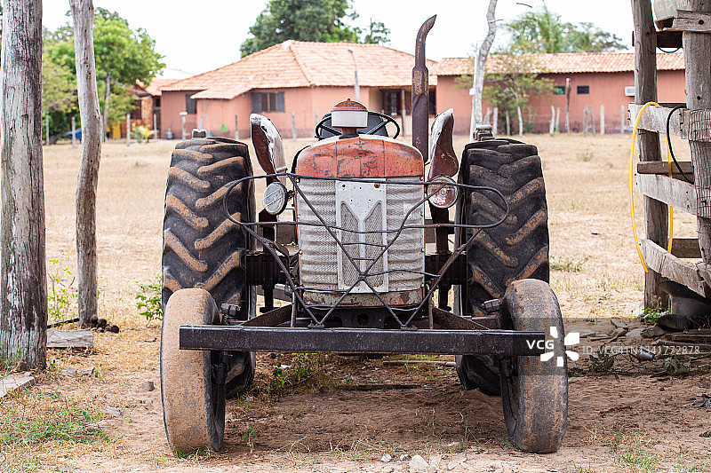 红色旧拖拉机图片素材