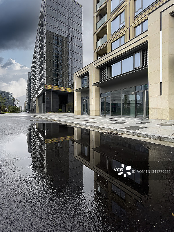 中国杭州：雨后静水中现代建筑的倒影图片素材