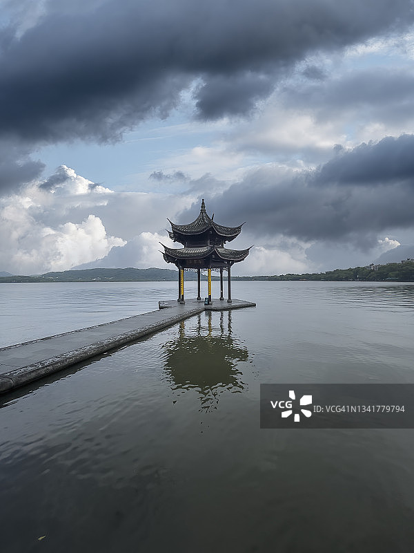 中国杭州西湖集贤亭阴天景色图片素材