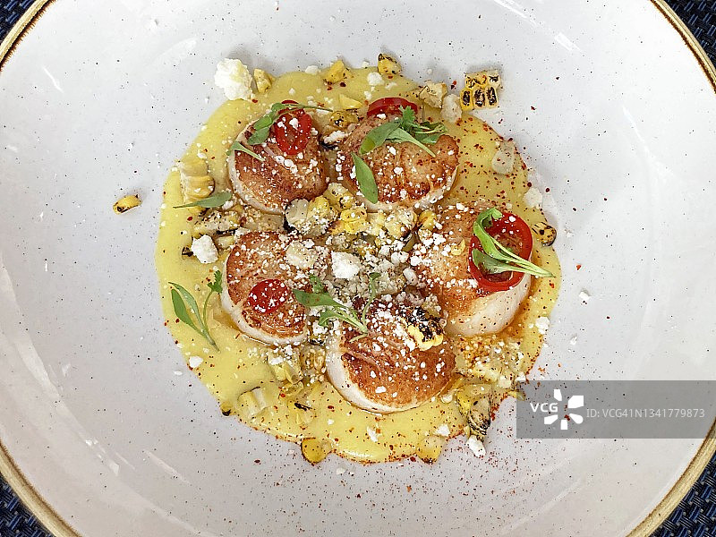 香煎扇贝和玉米粥特写图片素材