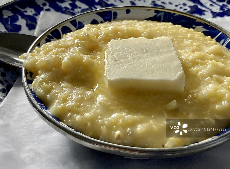 一碗奶油玉米粥的特写图片素材
